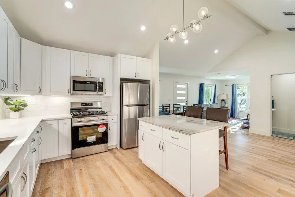 4 Mi to UT Austin: Bright & Modern Family Home