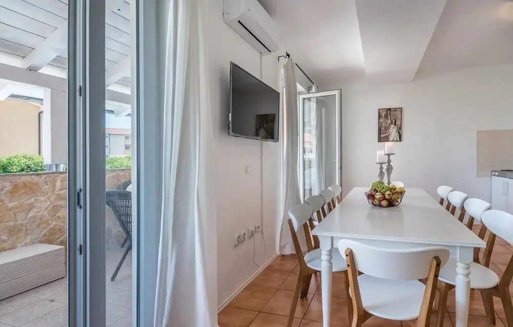 Beautiful Home In Liznjan