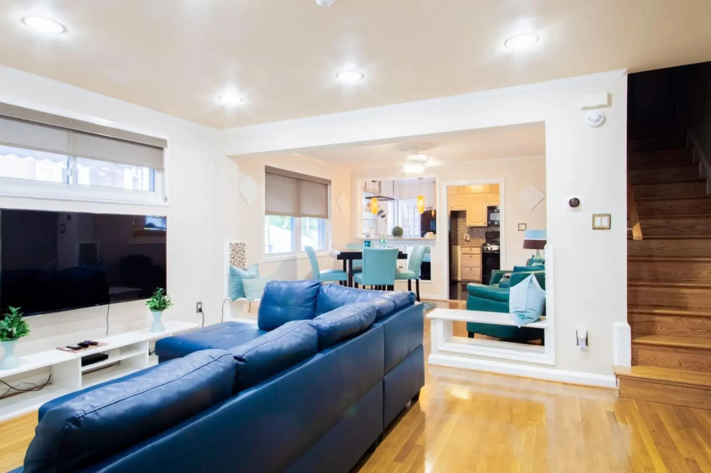 ✶ Gorgeous Home Tucked Away In Greener Part Of Town ✶ Transit-Friendly !