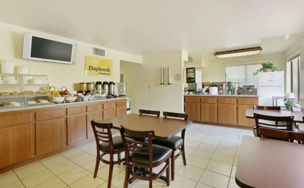 Signature Anaheim Maingate