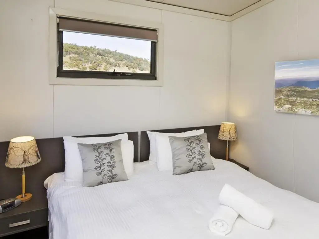 Ecocrackenback 19 'Sustainable, luxurious chalet close to the slopes.'