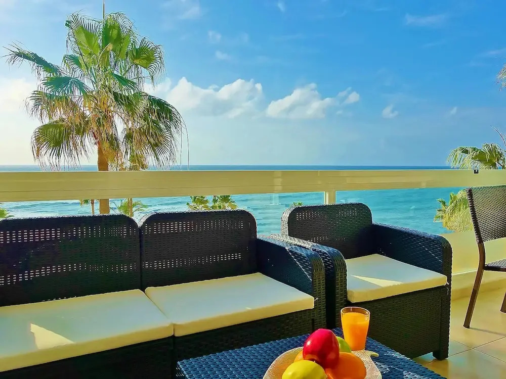 Doña Lola Patricia - Spacious 3 bedroom top floor apartment with uninterrupted sea views. Only a few meters to Calahonda beach