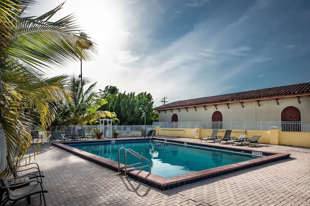 Captains Table Hotel by Everglades Adventures