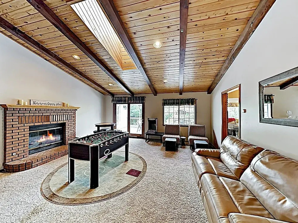 Custom W/ Hot Tub & Garage 4 Bedroom Home