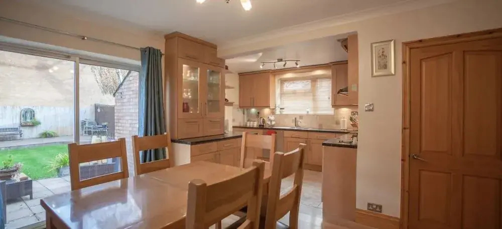 Hereford City - Goldcrest House - 4 Bedroom House With Parking, Located Very Close To City Centre & River Wye - Sleeps Up To 6 Guests - Hosted by RENTMYHOUSE
