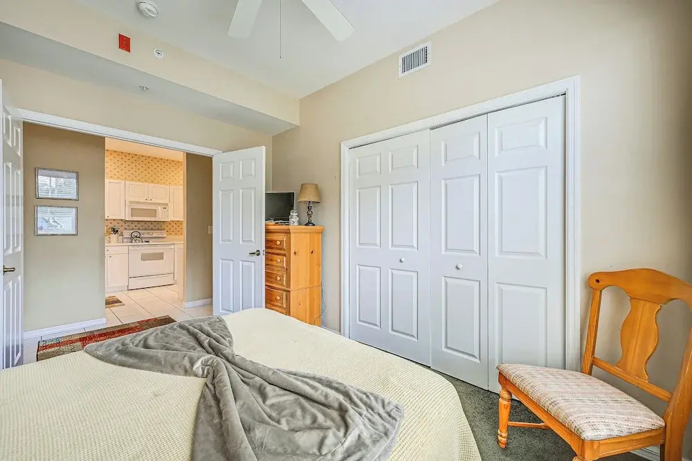 Naples Condo w/ Pond Views & Patio - Near Golf!
