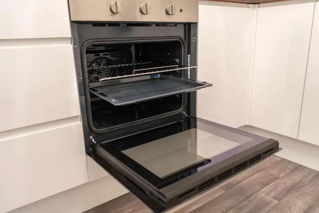 Modern 2 Bed Apartment on Edge of City Centre, 2xFREE Private Parking, Ground Floor & Private Entrance in Quiet Neighbourhood