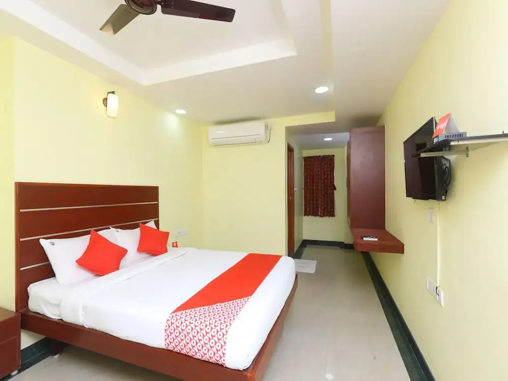 OYO 15558 Sri Sai Nivas Inn