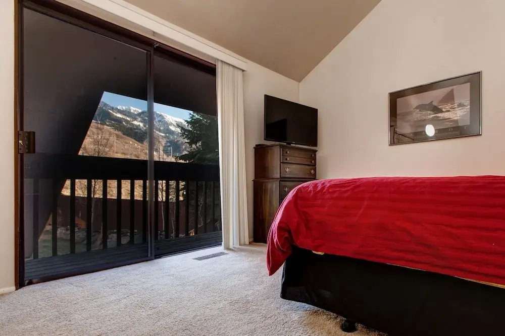 4BR 3BA Phenomenal Ski Retreat Perfectly Located by RedAwning