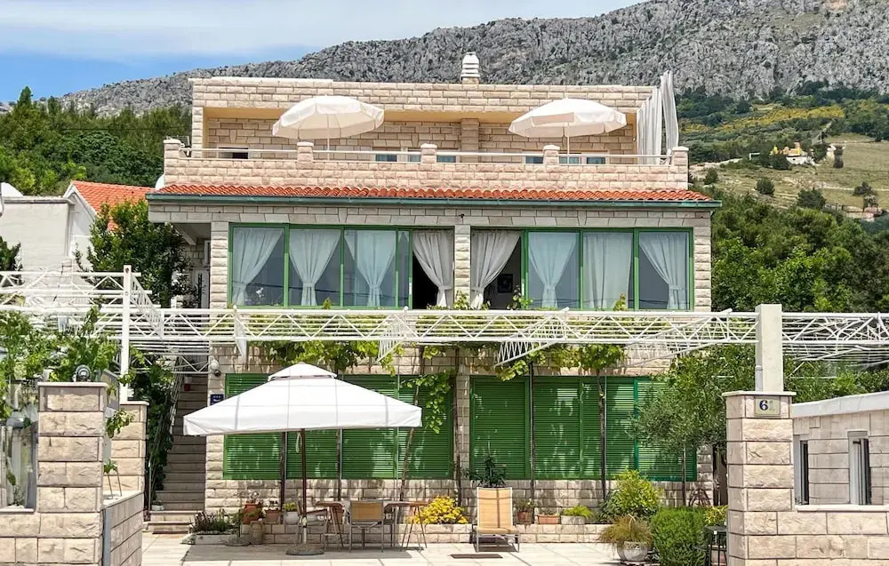 Stunning Apartment in Dugi Rat With 2 Bedrooms and Wifi