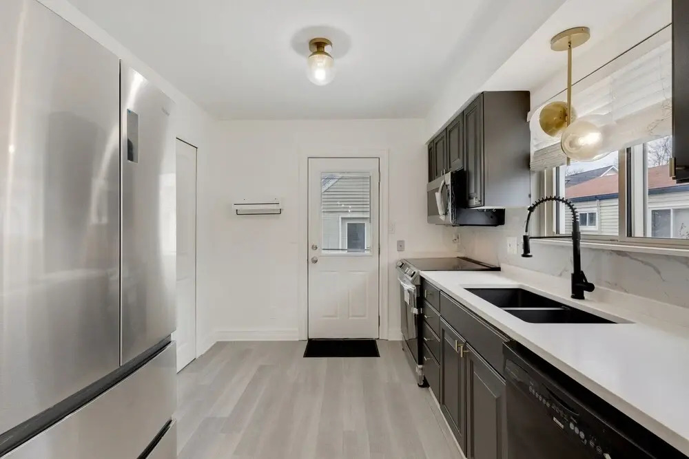 Beautiful Romantic 2 Bedroom House in the City Close to Restaurants and Bars 2 Home by Redawning