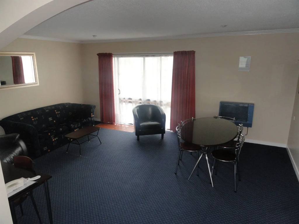 Hawks Inn Motel