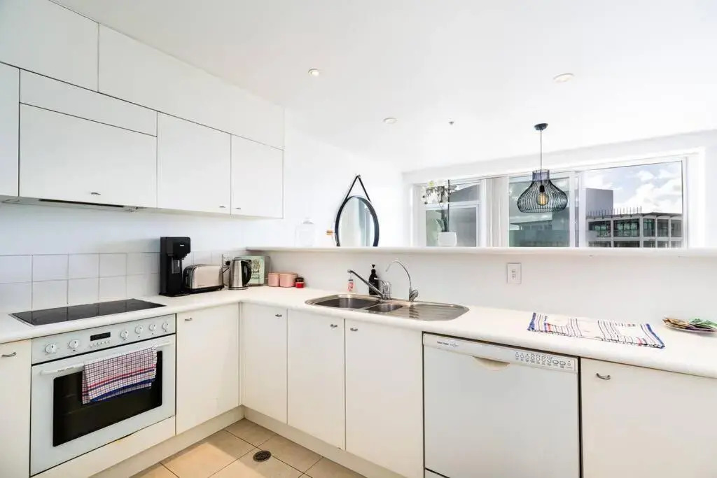 Stunning Three Bedroom Home Near Sky Tower