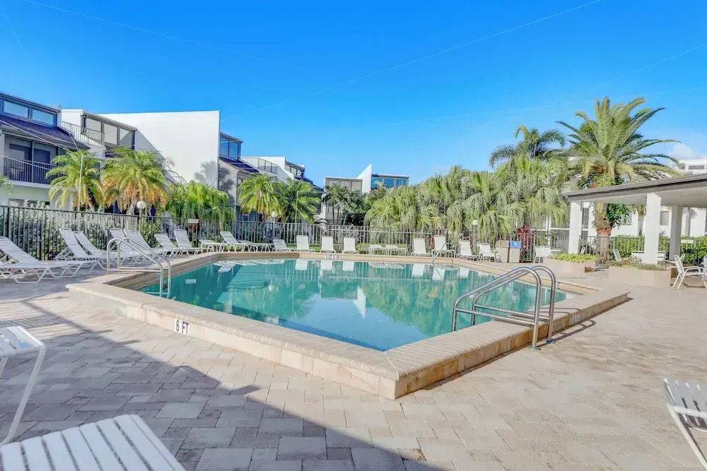 Bright Englewood Gem: Rooftop Patio, Walk to Beach