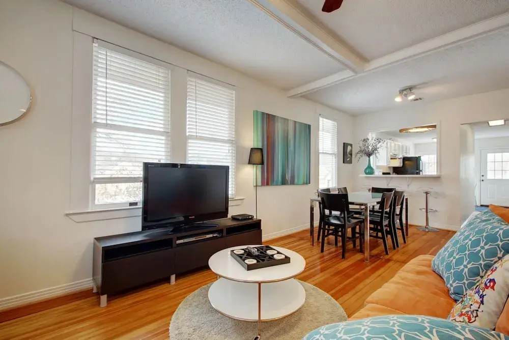 3BR 2BA Downtown Austin Charming Bungalow by RedAwning