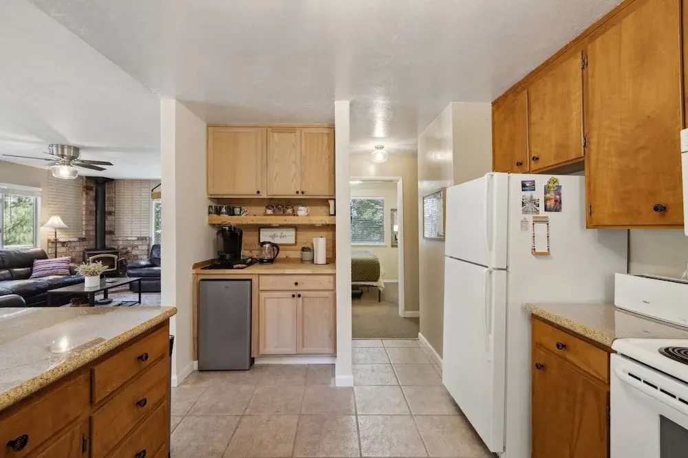 Whispering Pines Retreat 5 Bedroom Home by Yosemite Region Resorts