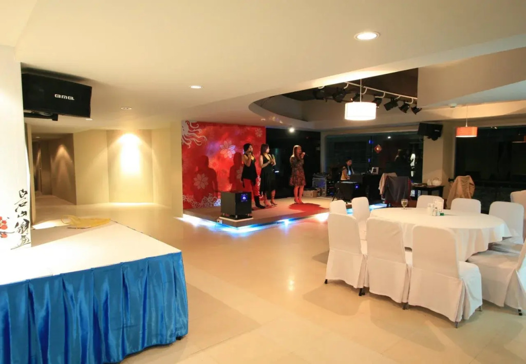 Golden Crown Grand Hotel