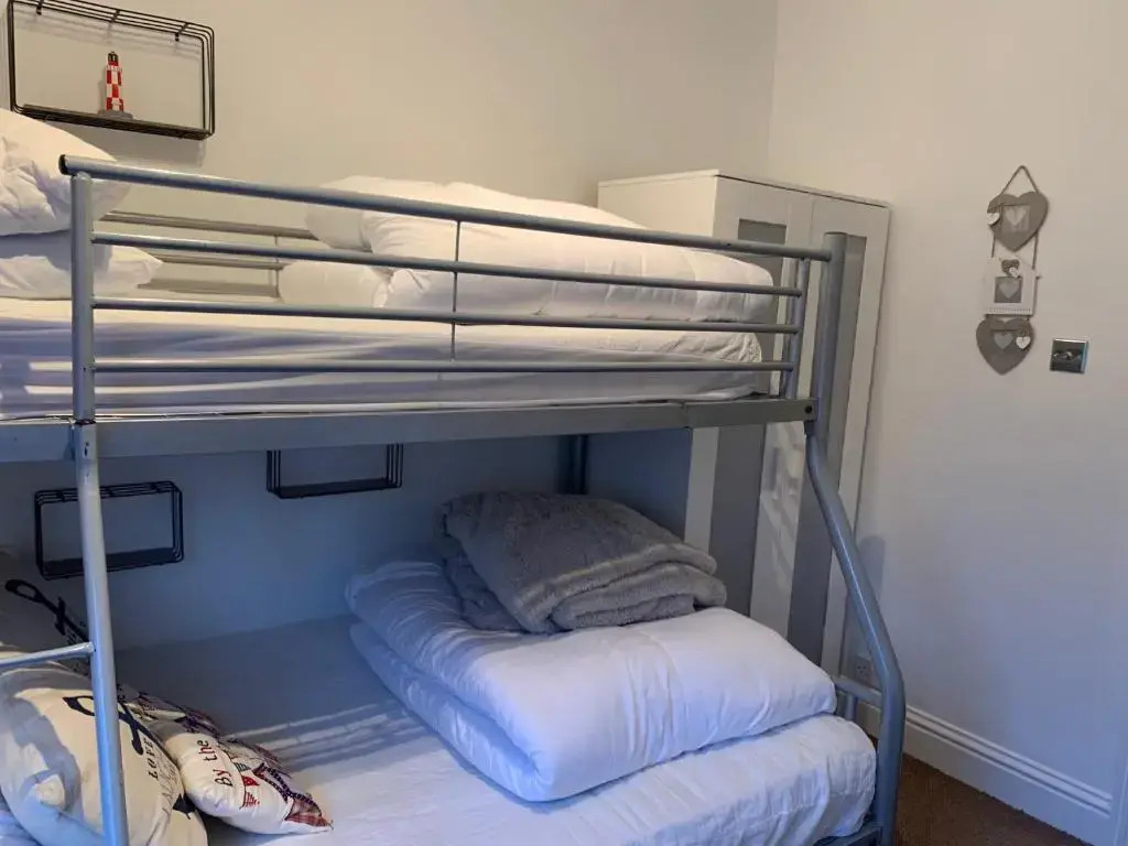 Blue Whale 2 Bedroomed 2nd Floor Appt with Sea Views, Beach & Wifi