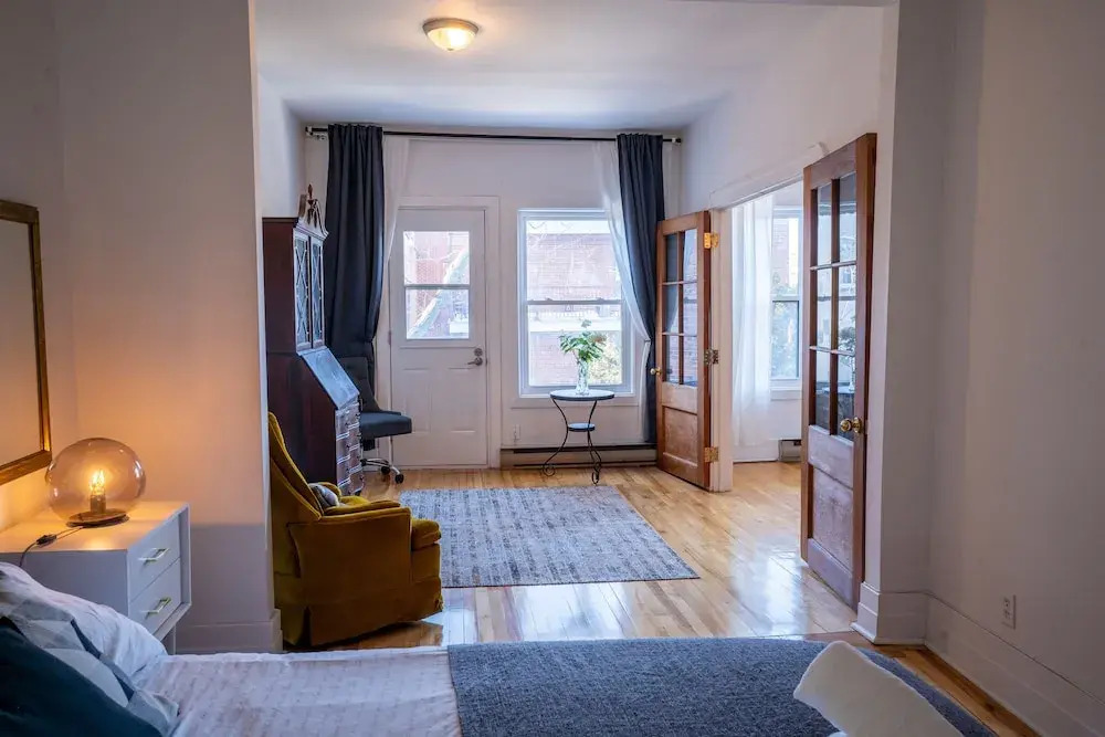 Stunning 2 Bedroom Apt! 3mins Walk From CDN Metro
