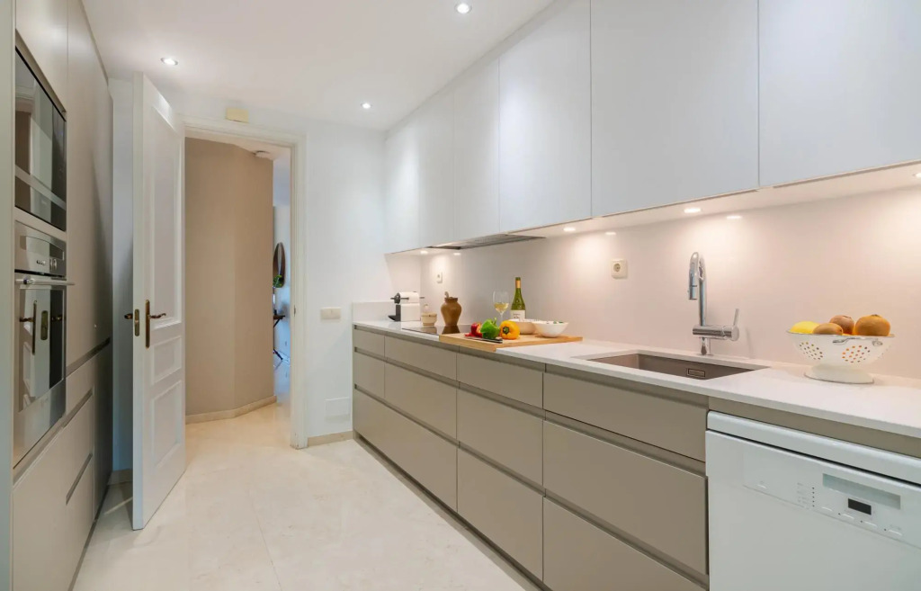 18166 - Superb Front Line Location - Heated Pool