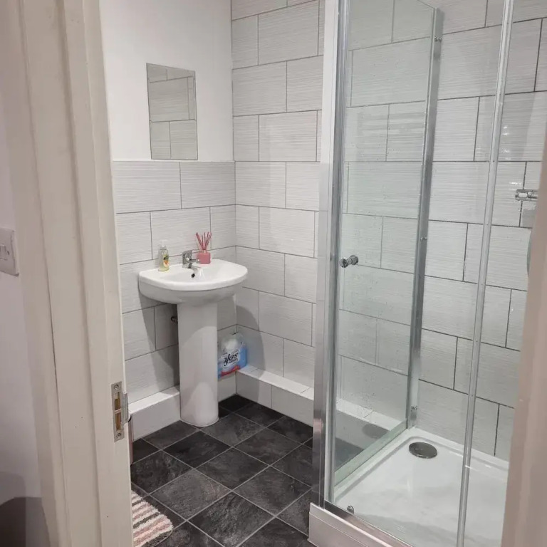 London Oasis Modern 2BR Apartment