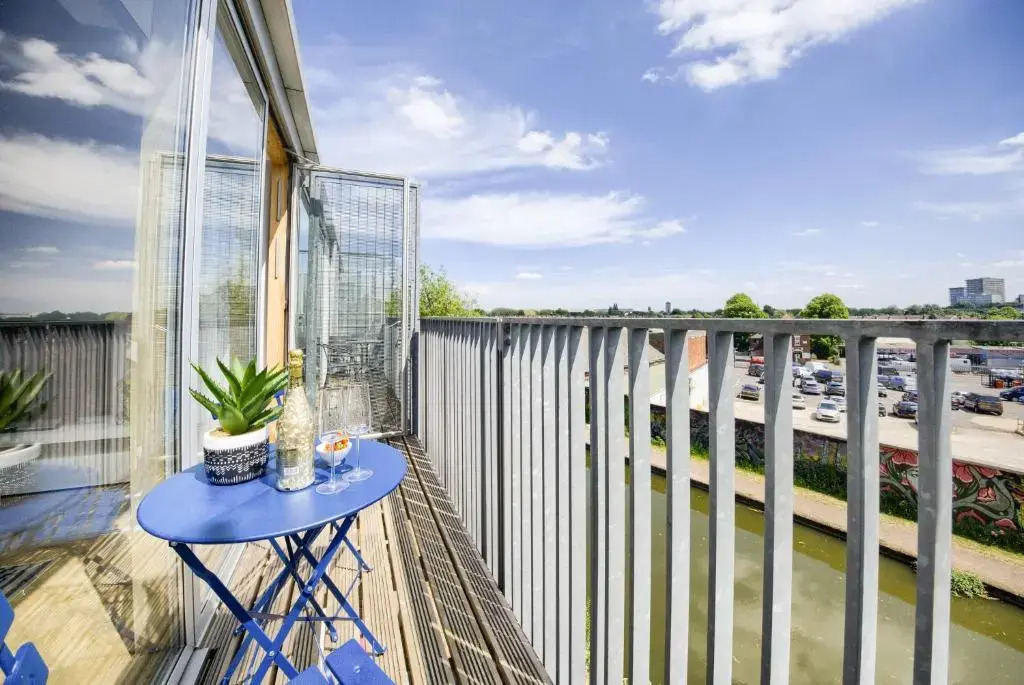 Coventry Luxury Townhouse City Centre Private Parking Sleeps 9 by EMPOWER HOMES rates incl VAT