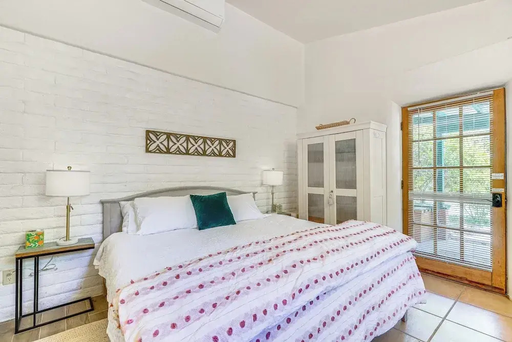 Casa Paloma Studio: Artsy & Airy w/ Hot Tub Access