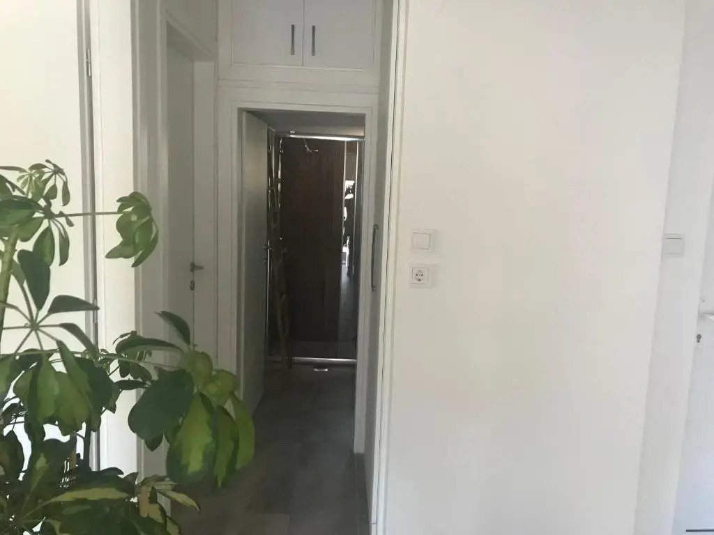 Avra 1
