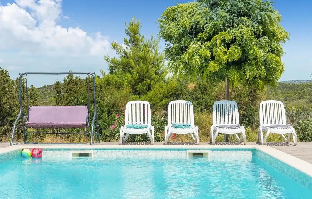 House with outdoor pool in Tisno