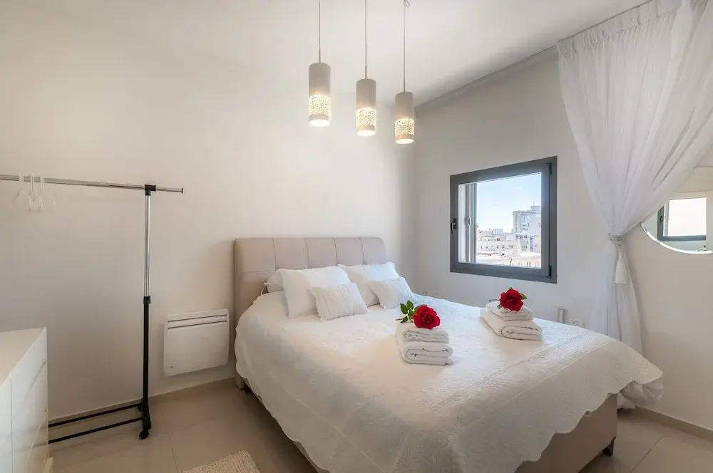 Best Location New Apt Full Amenities
