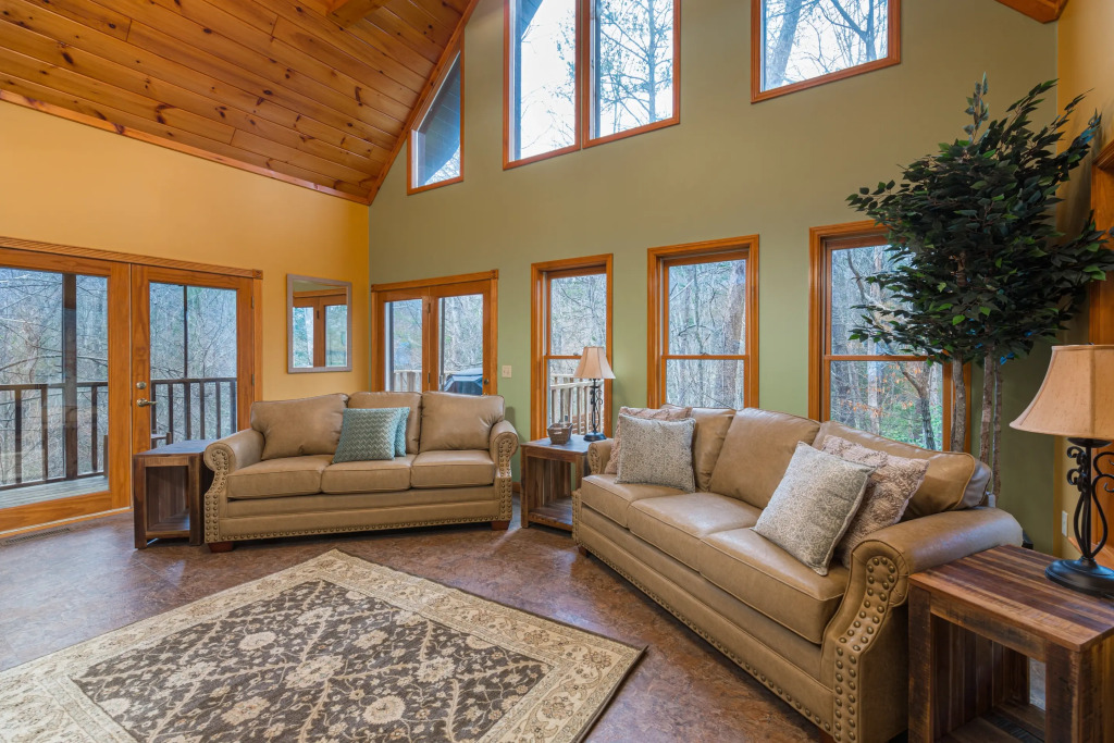 North Ridge Place Brand New Log Cabin with Hot Tub Great Location