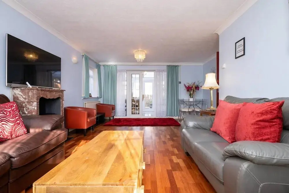 House With Sauna, hot Tub, gym & Parking