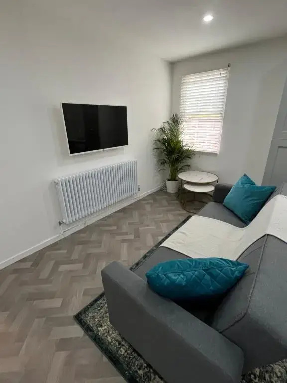 Town centre property with parking/100m from castle