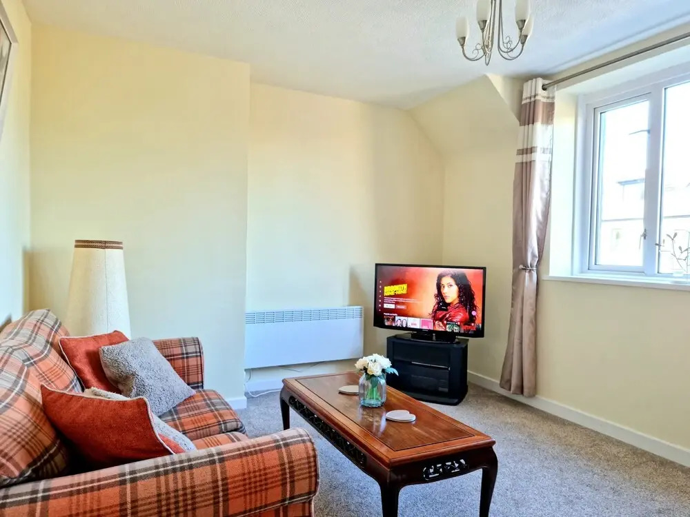 Bright Airy Home With Free Parking