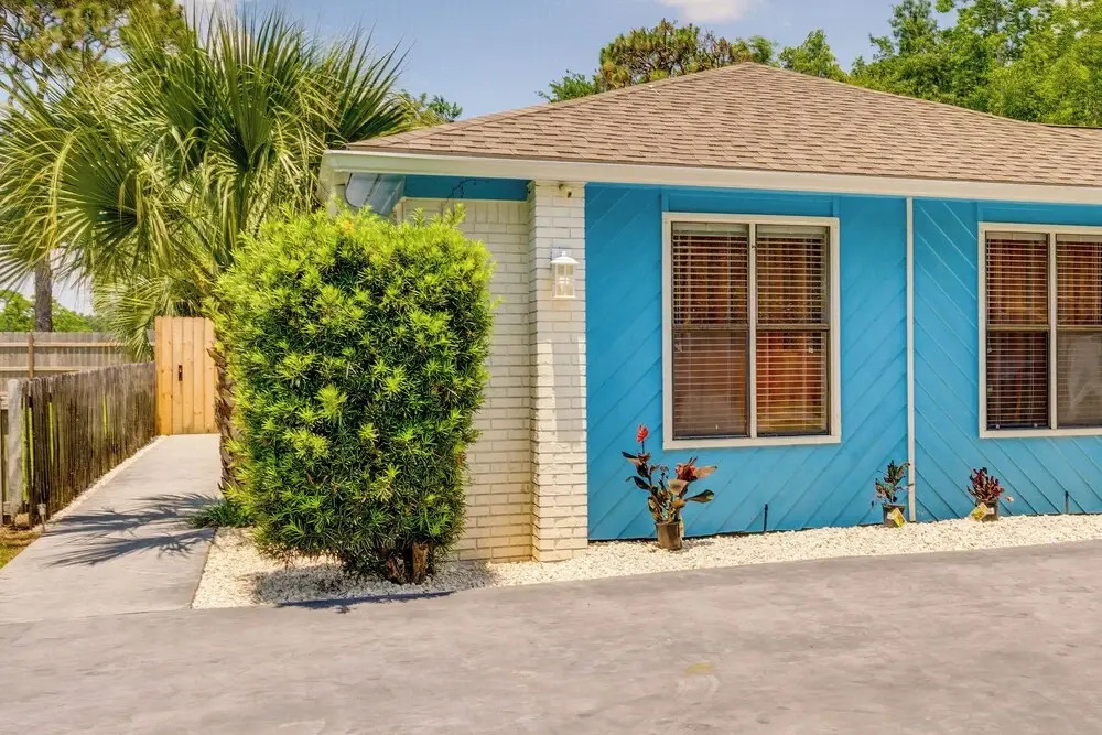 Gulf Breeze Vacation Rental for 2 w/ Pool Access!