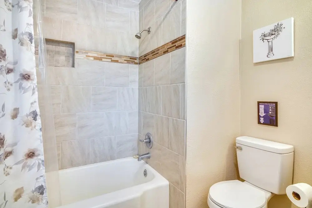 2 Mi to Downtown: Lake Charles Apartment
