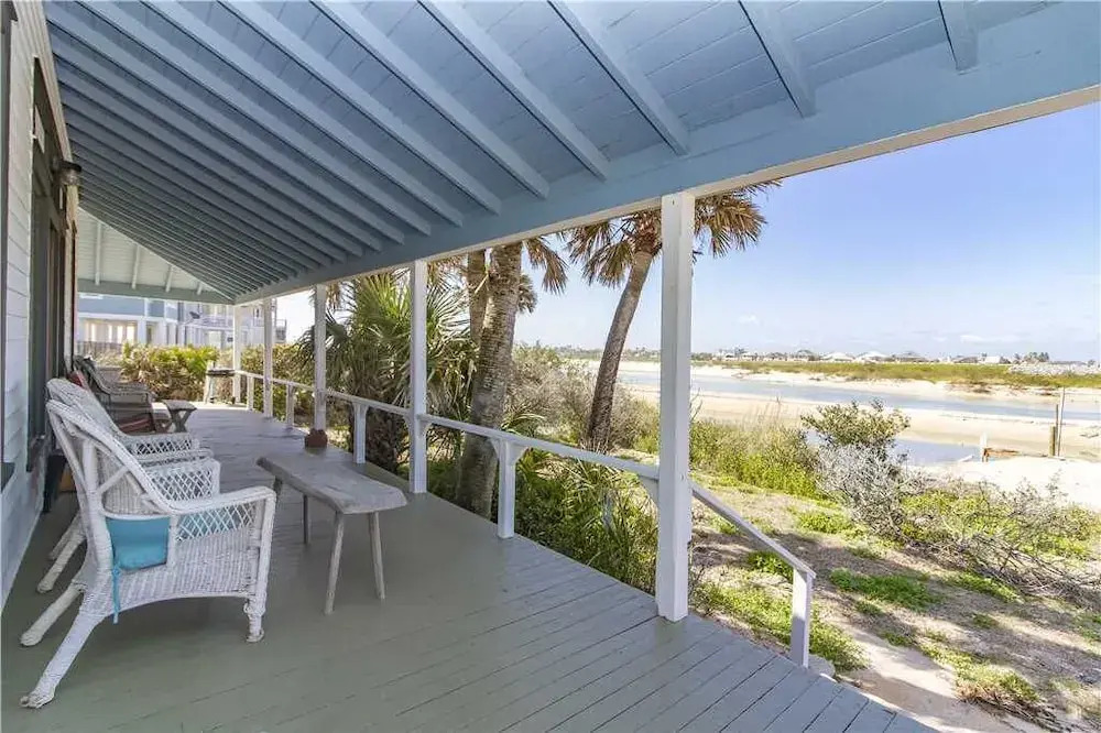 The Historic Lodge, 5 Bedrooms, Sleeps 10, Ocean Front, WiFi