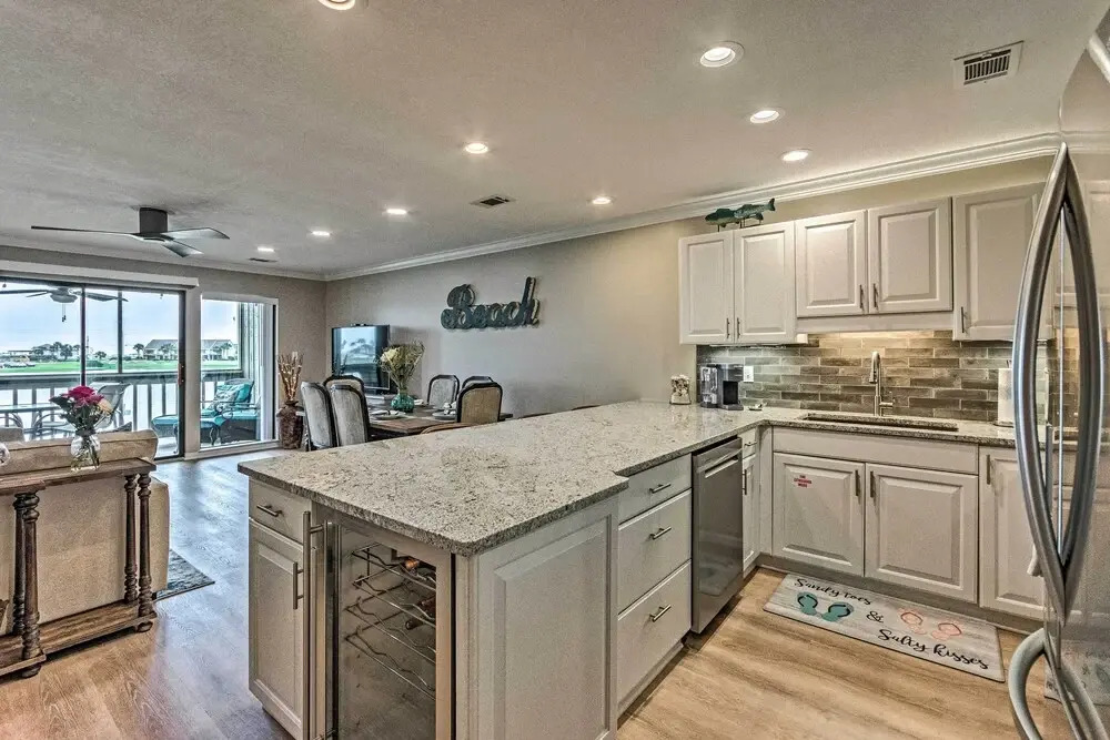 Beachy Lakefront Escape - Walk to the Shore!