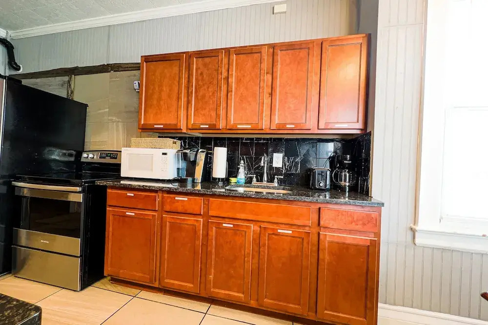 THE 1023 With Private Yard & Parking, Near Falls & Casino by Niagara Hospitality