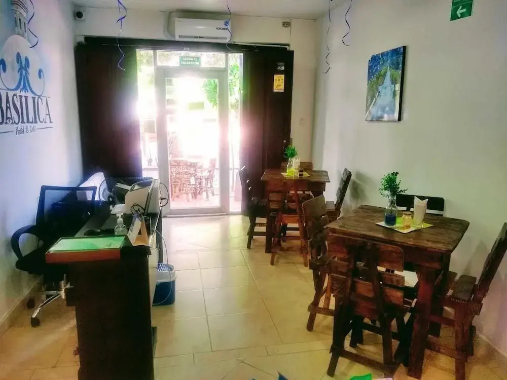 Basilica Hostal y Cafe - Hostel