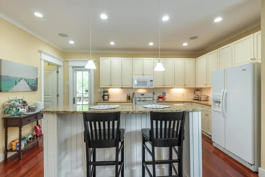New Listing -114A W Hudson Ave - Open Layout - Close to Everything