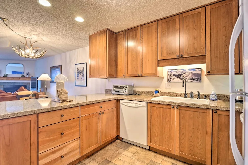 Ski, Hike & Explore: All-season Frisco Condo