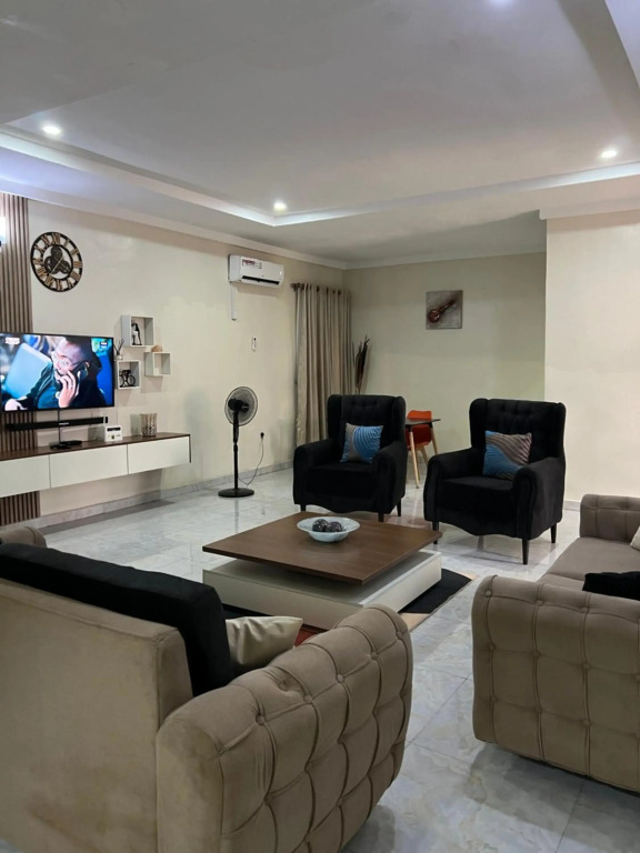 Well furnished and very spacious 2bedroom apartment in Wuye
