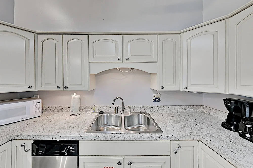 Newly Remodeled W/ Pool - Steps To Beach! 2 Bedroom Condo