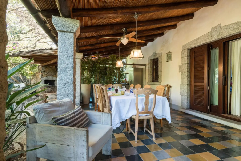 Exclusive villa with swimming pool and private park. The main part hosts 5 comfortable bedrooms (4 d-VILLA NINA