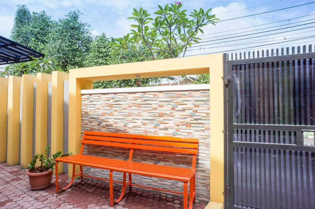 RedDoorz near Pramuka