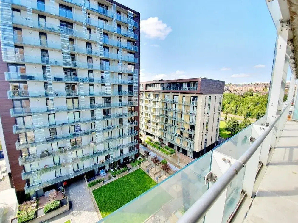 Airy 2 Bed 2 Bathroom With Balcony