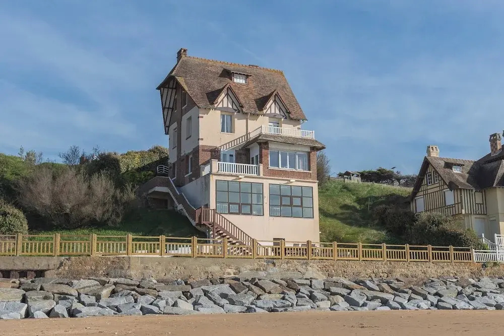 The Benervilloise Villa With its Feet in the Water