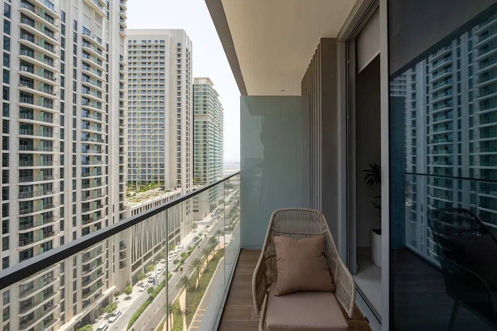 Contemporary 1BR w Dubai Marina Glimpse