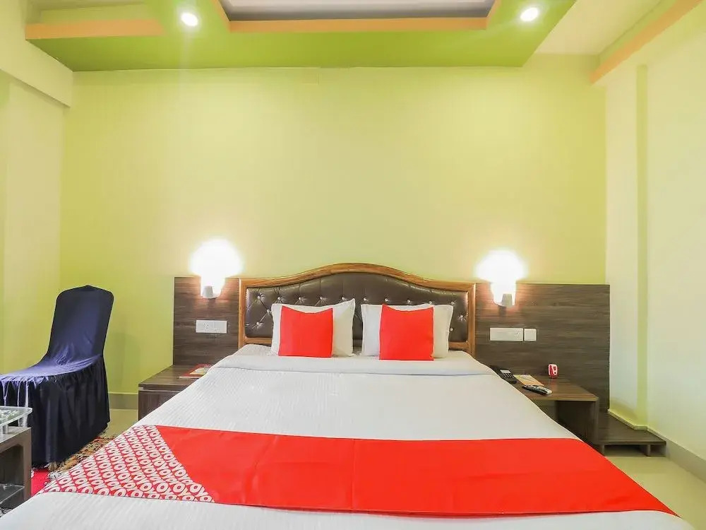 OYO 7583 Hotel Suraj Palace 1